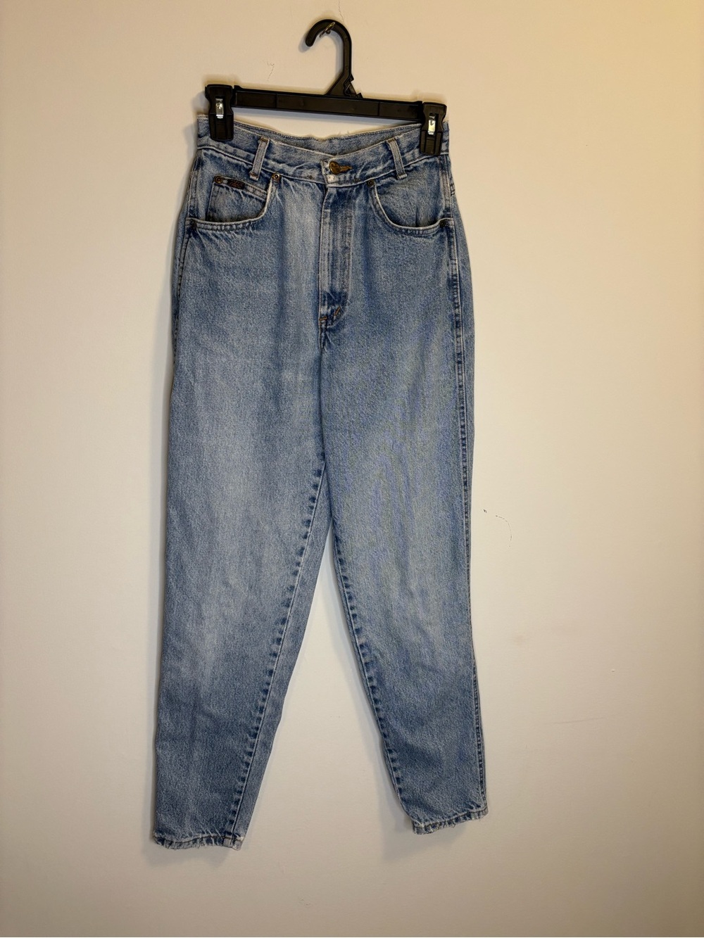 chic Light Blue High-Rise Tapered Jeans
